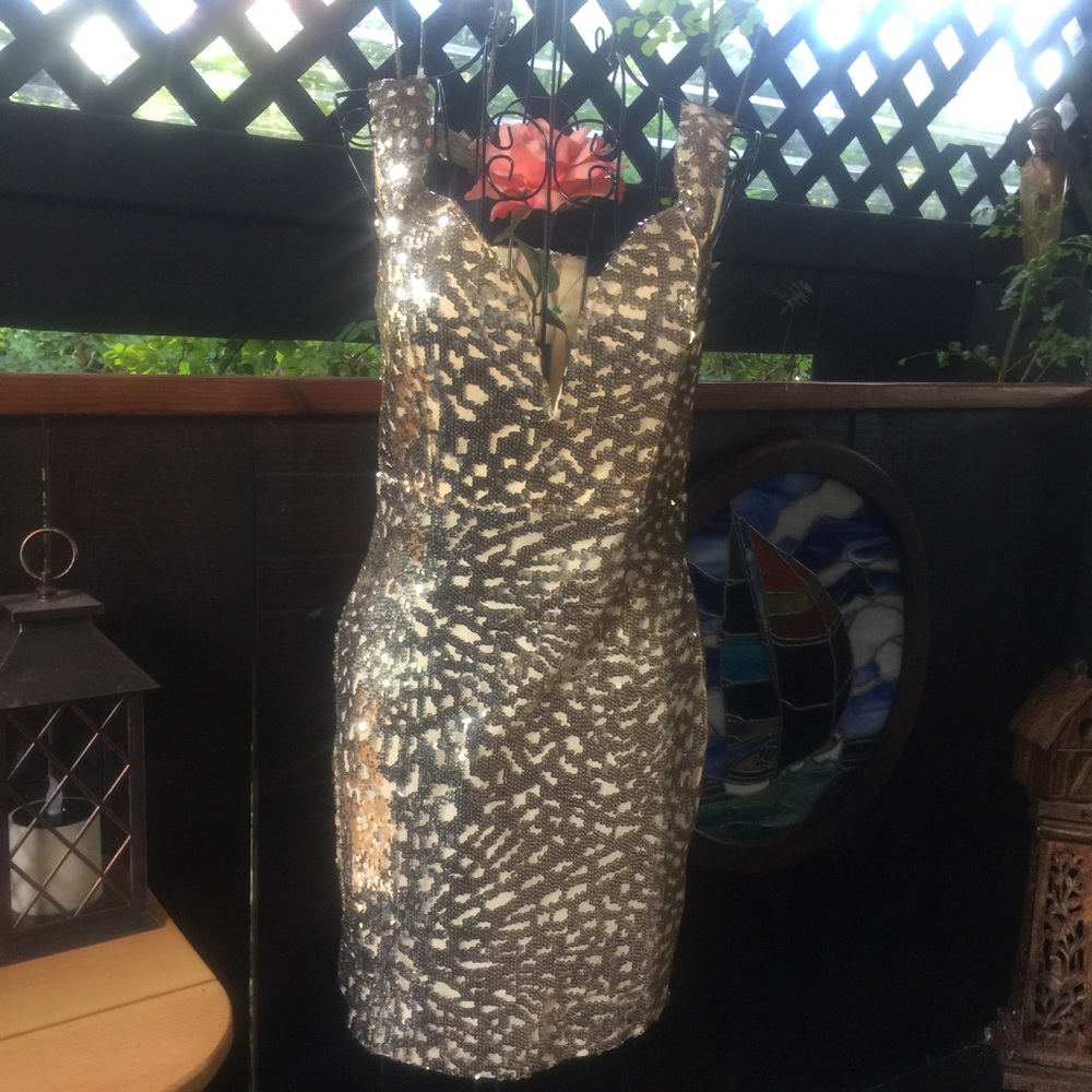 WINDSOR GOLD SEQUIN ON CREAM PLUNGE NECK SIZE SM